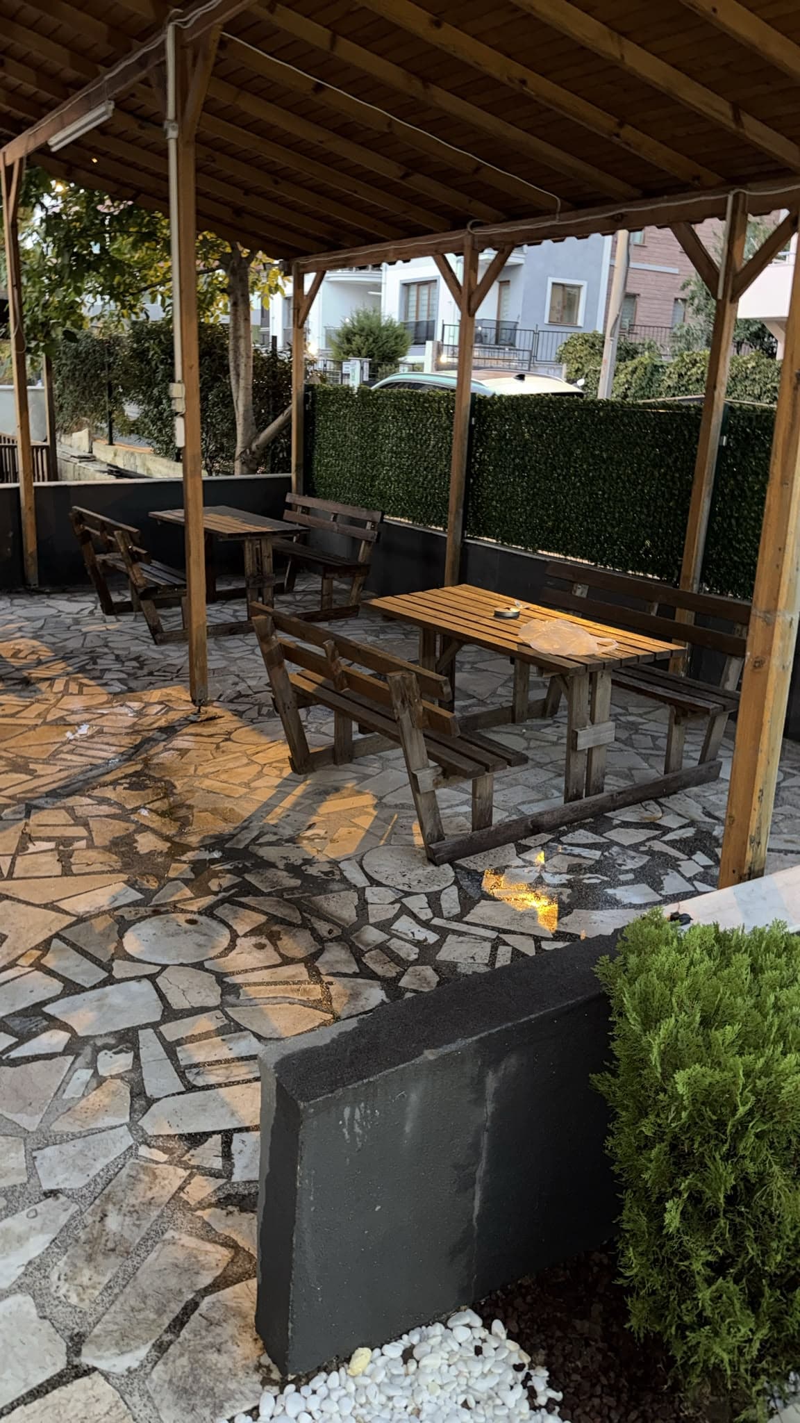Çanakkale Kız Apart bahçesinde ahşap piknik masaları ve oturma grubu