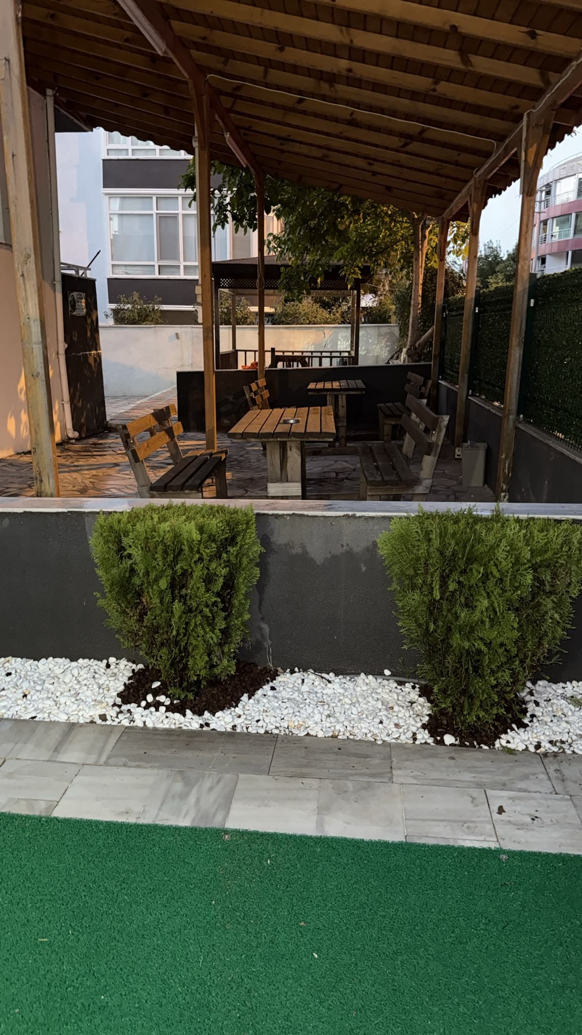 Çanakkale Kız Apart ortak bahçe alanında akşam oturması