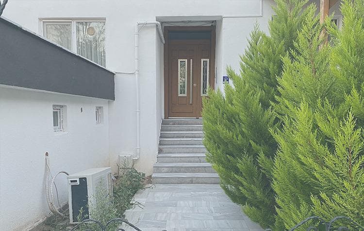 Çanakkale Kız Apart bina girişi ve merdivenleri