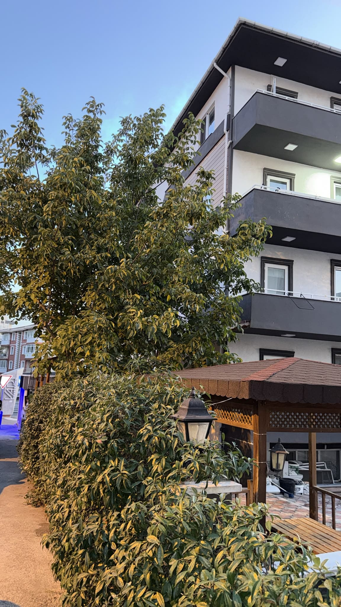 Çanakkale Kız Apart bina cephesi ve balkonlar