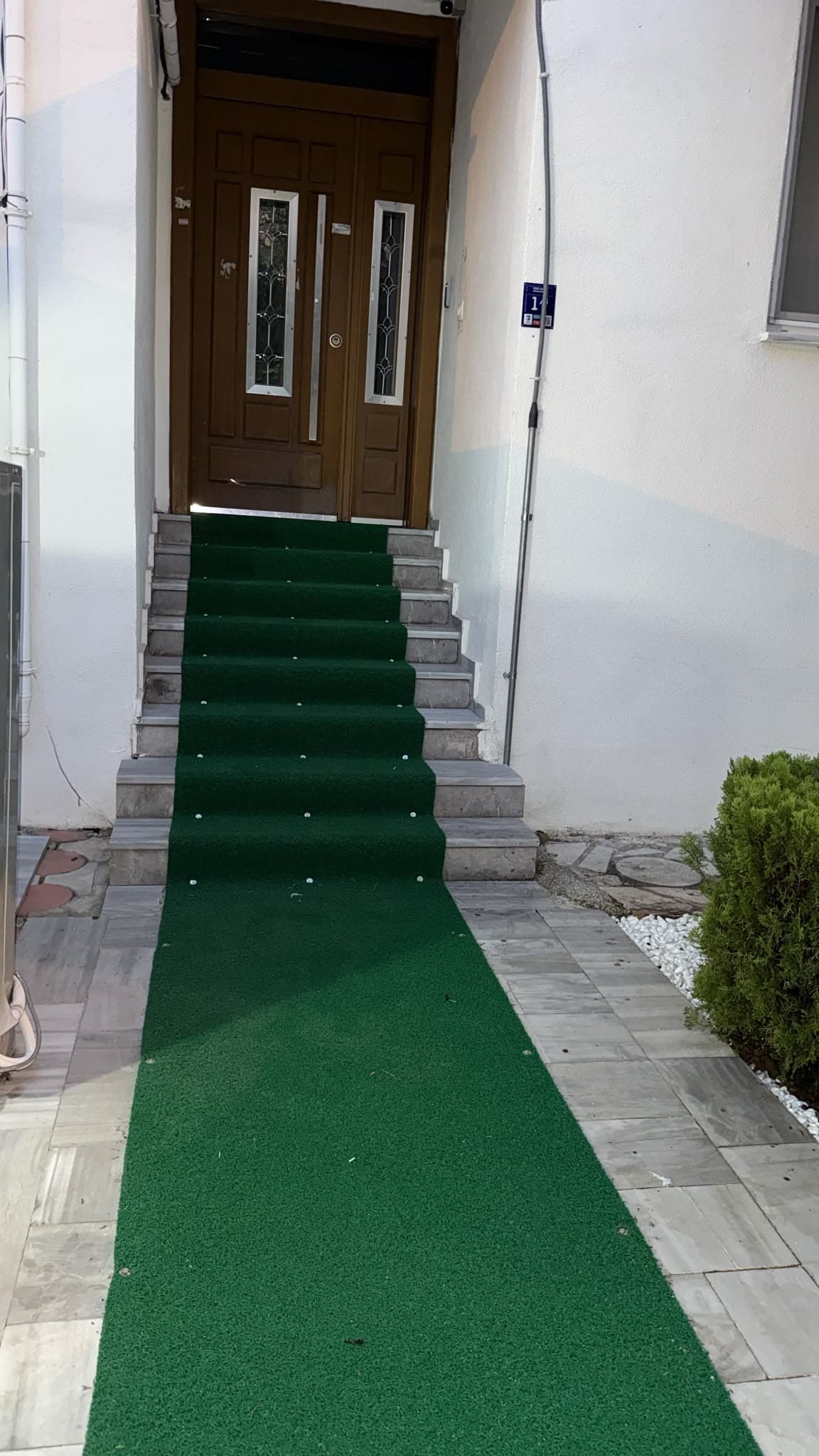 Çanakkale Kız Apart bina girişine çıkan merdivenler