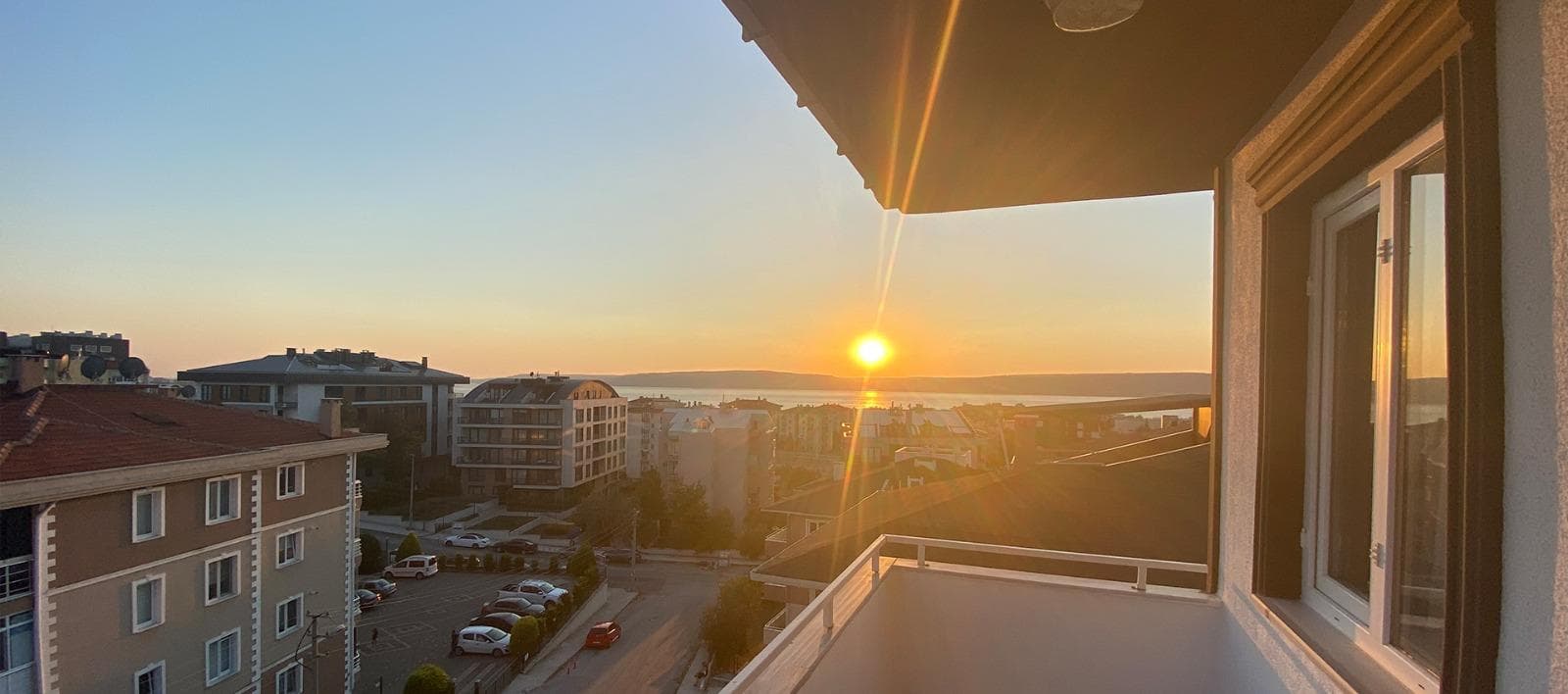 Çanakkale Kız Apart balkonundan Çanakkale Boğazı gün batımı manzarası