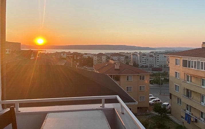 Çanakkale Kız Apart balkonundan Çanakkale Boğazı manzarası