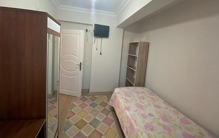 Çanakkale Kız Apart tek kişilik oda — gardrop, televizyon, kitaplık ve yatak bir arada