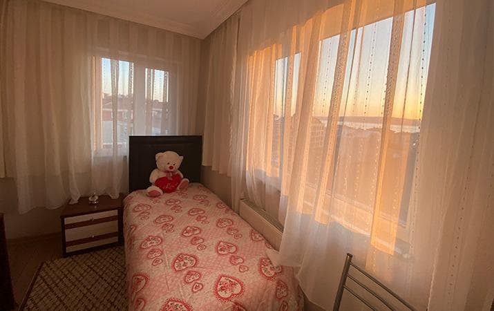Çanakkale Kız Apart tek kişilik oda, yatak ve çalışma köşesi