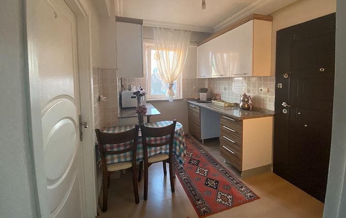 Çanakkale Kız Apart ortak mutfak, dolaplar ve tezgah